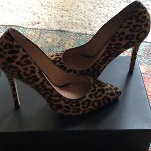 Leopard print pump